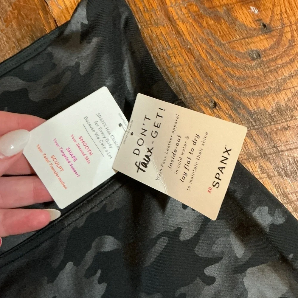 Spanx Faux Leather Camo Leggings Matte Black Size Small NWT - Picture 4 of 8